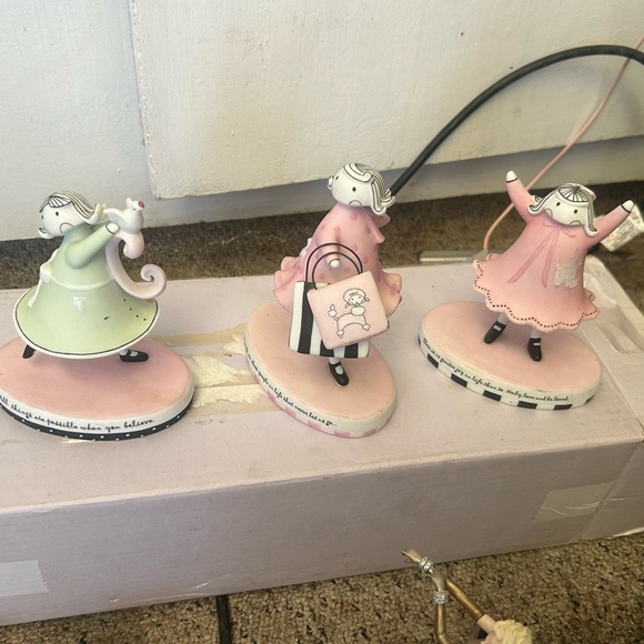 Beautiful three pieces for girls room! - Picture 5 of 7